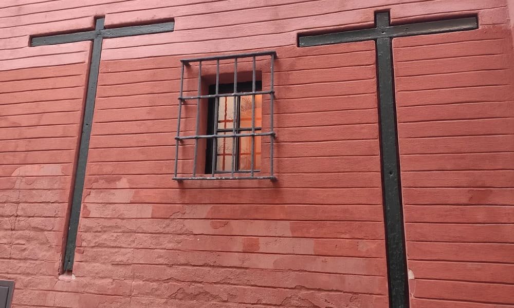 Cruces Incrustadas en fachada